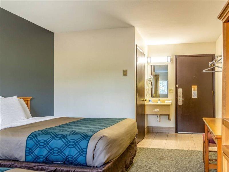 Rodeway Inn Боузман Екстериор снимка